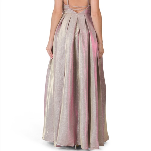 Metallic Plunge Neck Pleated
IEENA FOR MAC DUGGAL - Picture 6 of 13